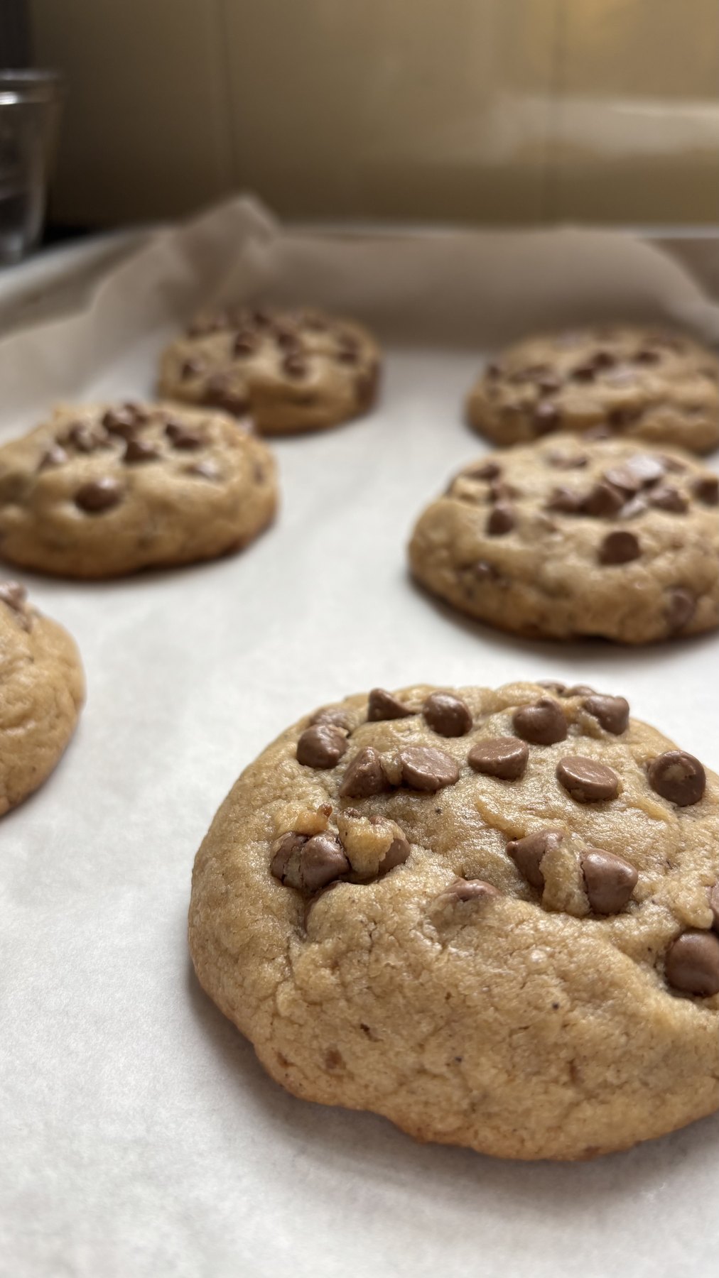 Cookies Amabile com gotas de chocolate recém-assados